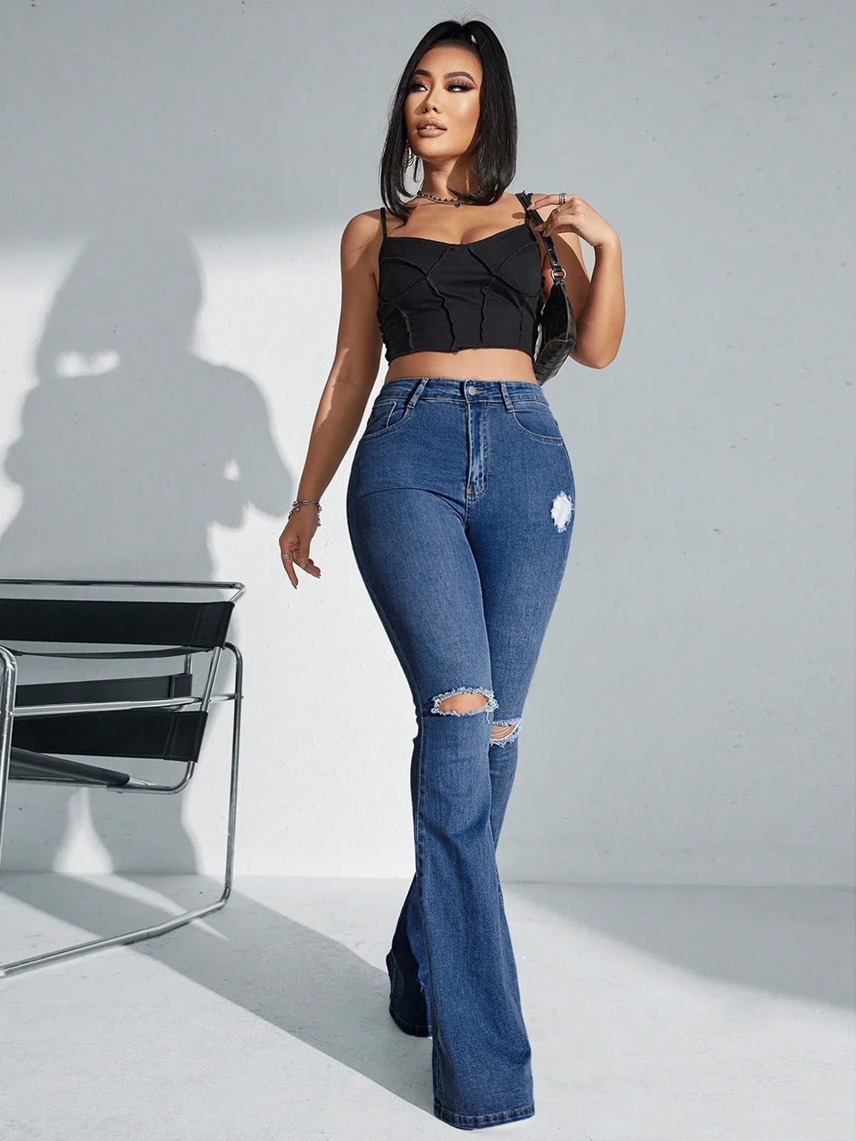 Jeans a gamba svasata vita alta con strappati