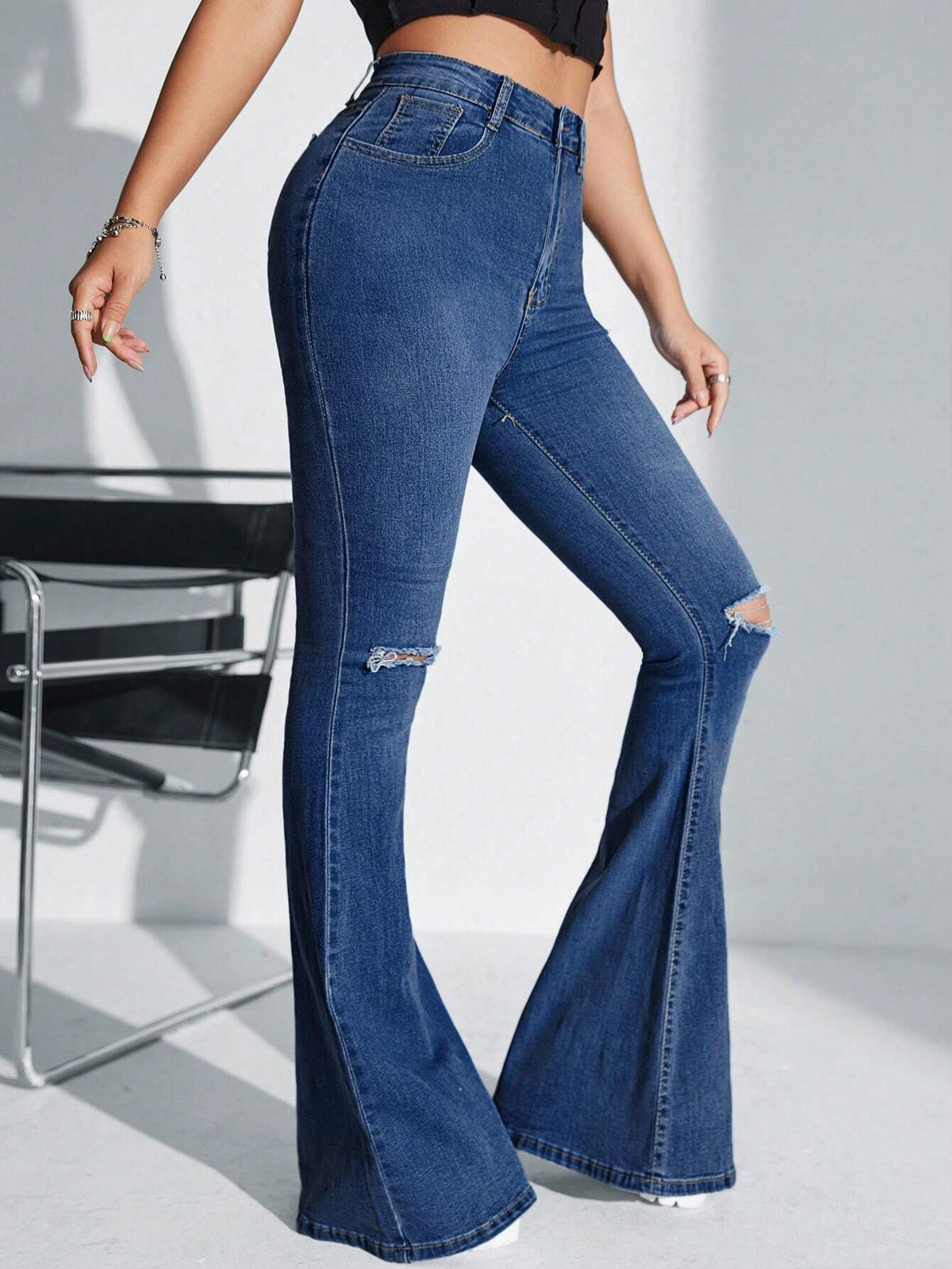 Jeans a gamba svasata vita alta con strappati