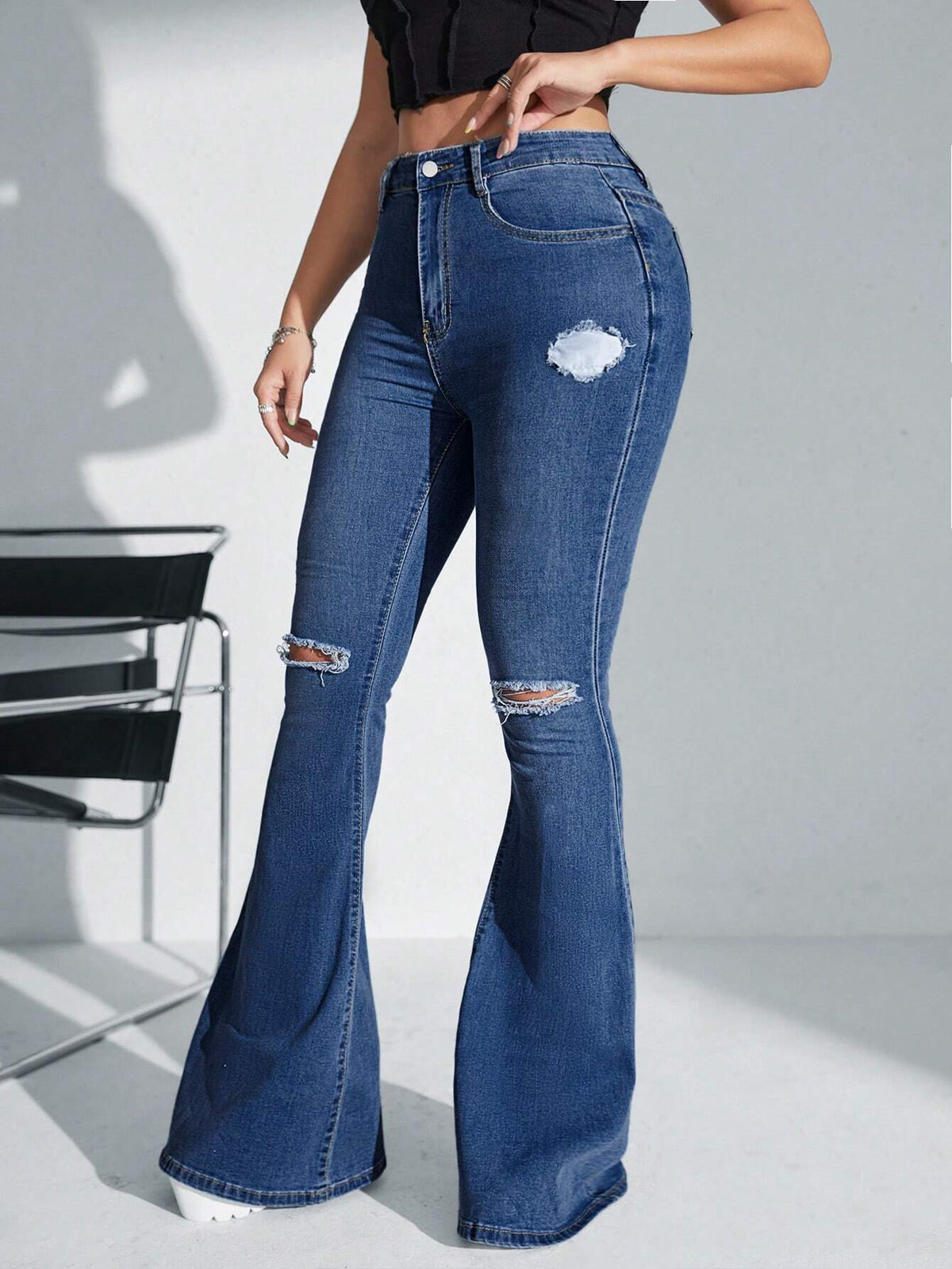 Jeans a gamba svasata vita alta con strappati